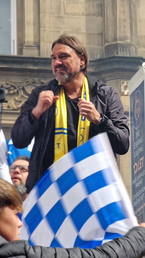 Daniel Farke contract: Leeds United boss celebrates at the Championship winners parade