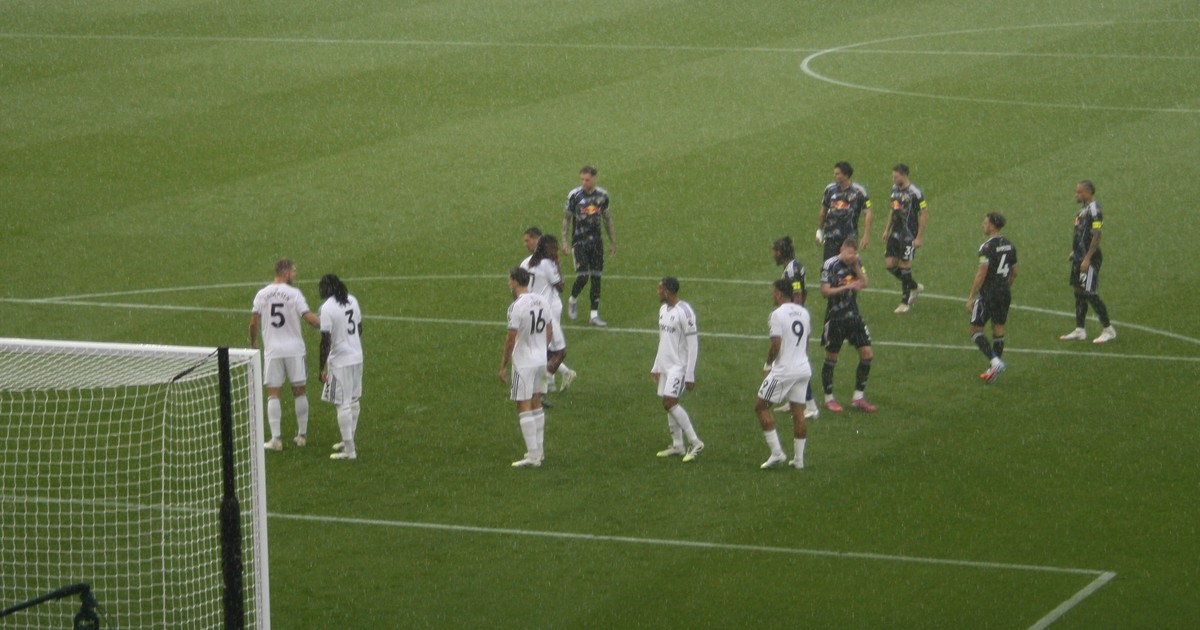 Leeds United players prepare to take a corner during the match against Fulham at Craven Cottage